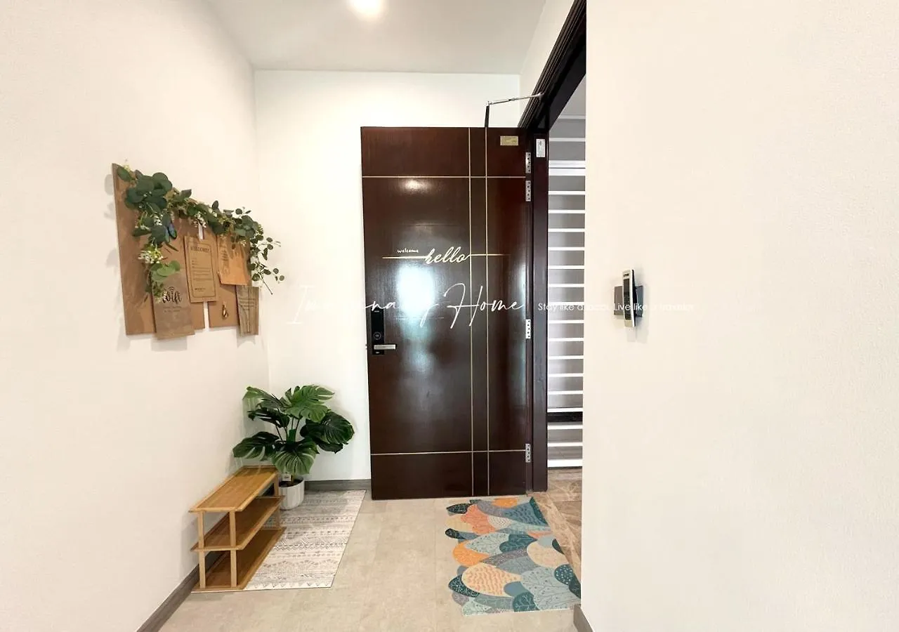 Paragon Suites Studio Apartment With Netflix, Ciq &Sg View Johor Bahru